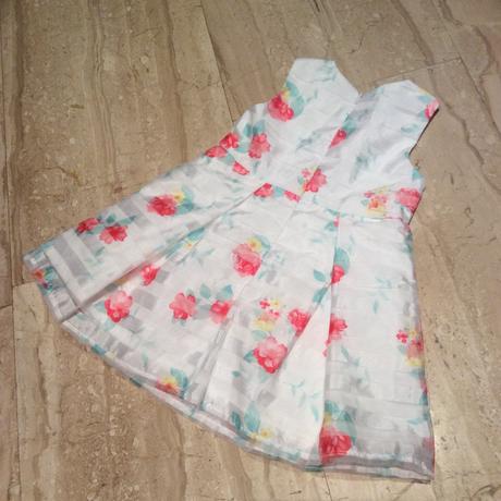 Slavnostní šaty s růžičkami, 86