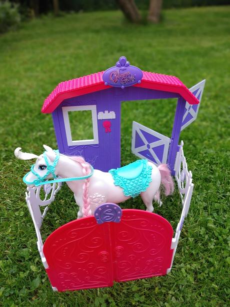 Kůň a koňská stáj a panenka, 