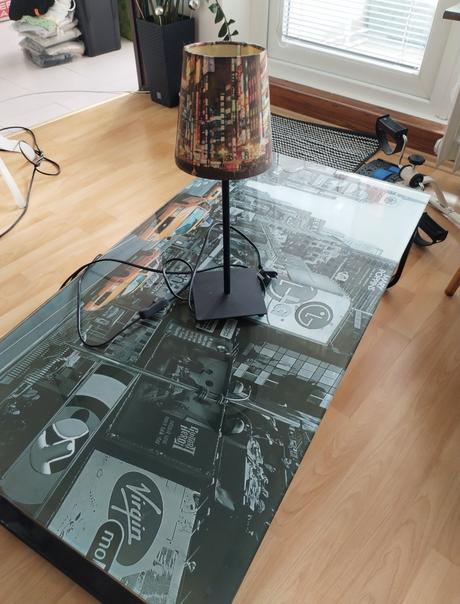 Konferenční stolek + lampička ve stejném stylu, 