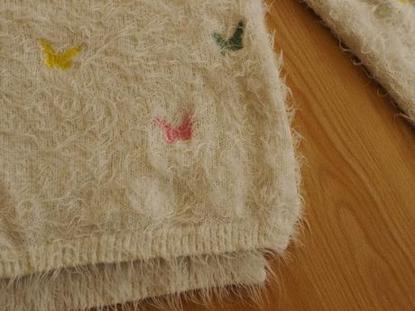Chlupaty svetrik bily s motylky ve. 122/128, h&m,122