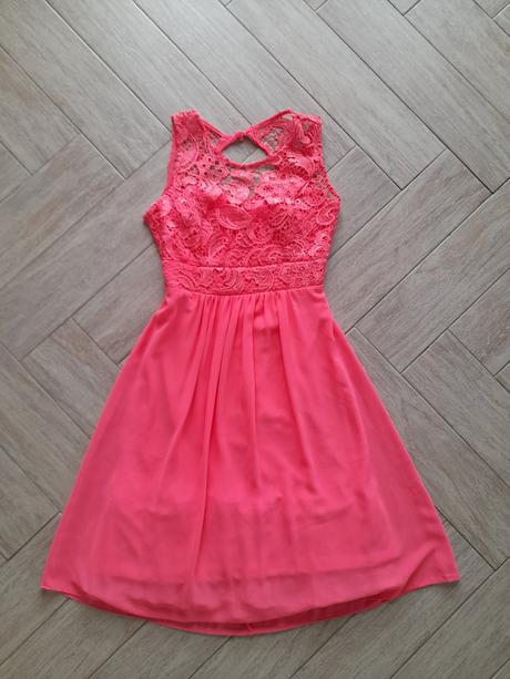 Neonově růžové šaty, s