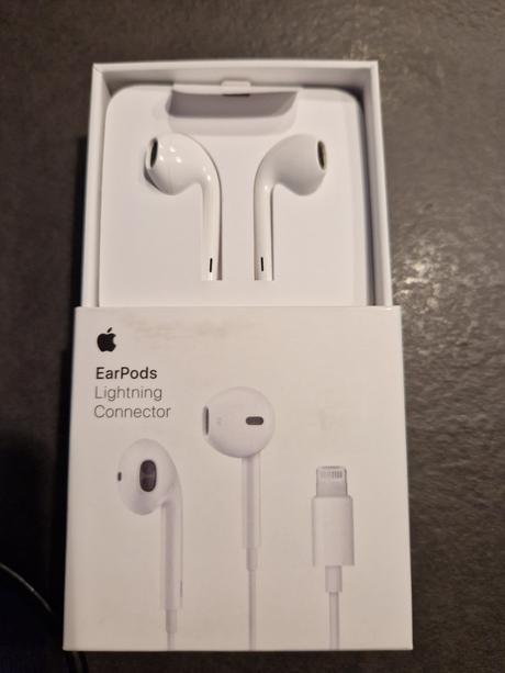 Apple iphone11 + ipods, apple