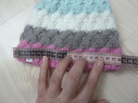 Pruhovaná čepice s bambulkou, 98