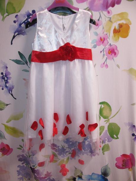 Společenské tylové šaty s okvětnímy lístky růží, 122