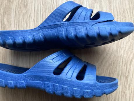 2x gumové pantofle, 33