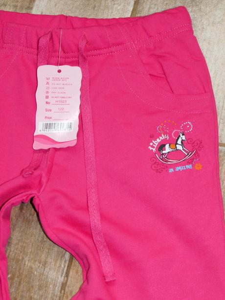 Dívčí tepláky, 122