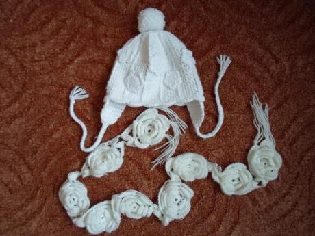 Bílá háčkovaná čepice ušanka šála šálek, 98