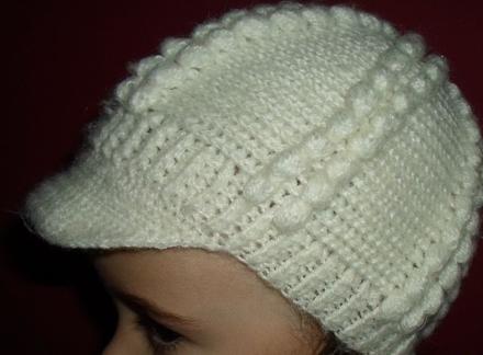 Bílá háčkovaná pletená čepice čepička bekovka, 92