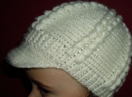 Bílá háčkovaná pletená čepice čepička bekovka, 92