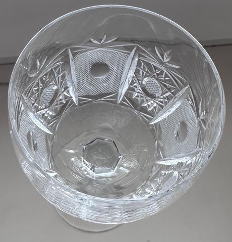 Šest broušených sklenic z křišťálu na víno, 