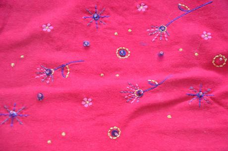 128 růžové triko s výšivkami, flitry a korálkami, 128