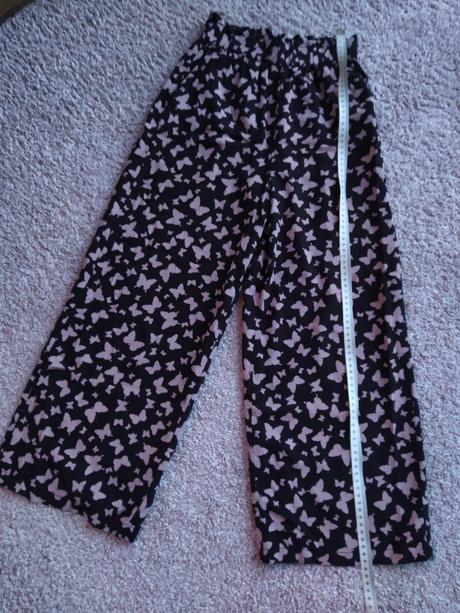 Černé kalhoty s motýlky, 152