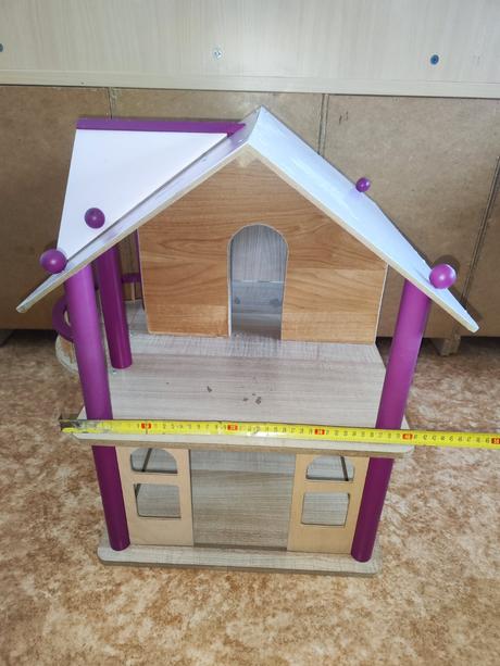 Dvoupatrový dřevěný domeček s nábytkem, 