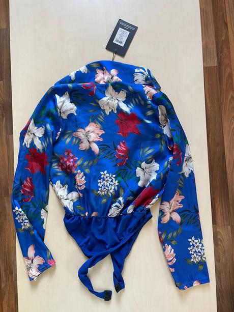 Nové satén body s květy, vel s, prettylittlething, s