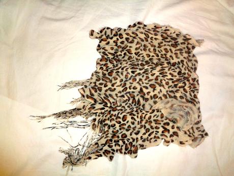 Krásná šála se zvířecím motivem - volánová,