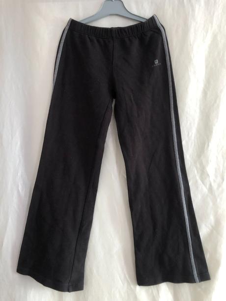 Vel. 122 černé zvonové tepláky, 122