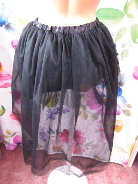 Černá tylová mini sukně, 152