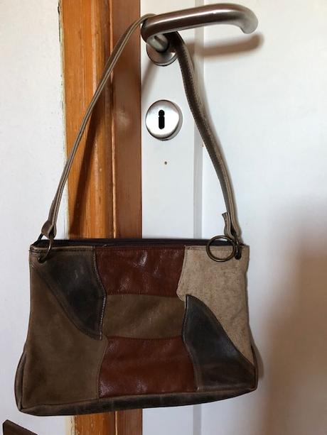 Kabelka sita s kousku ruznych barev,