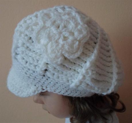 Bílá háčkovaná čepice s kšiltem bekovka, 110