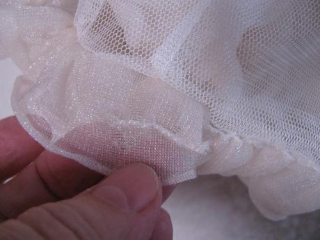 Smetanově bílé pružné šaty s tutu sukní, 98