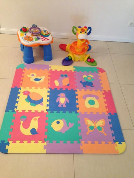 Fisherprice hrací stolek+žirafa tobogán+puzzle,
