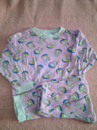 Krásné pyžamo se slonečkama, 98