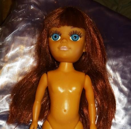 Větší panenka kaštanové vlasy s řasami,