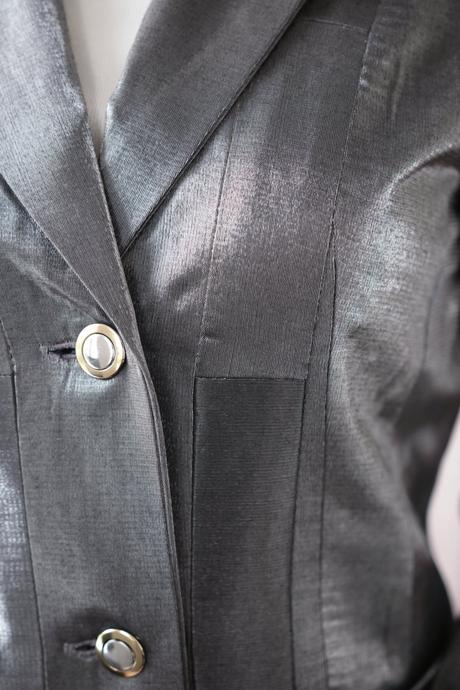 Sako s vysokým metalickým leskem, s