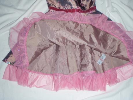 Překrásné měňavé vyšívané šaty, 92