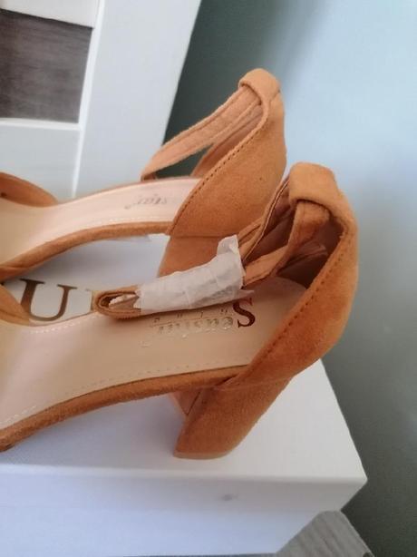 Hořčicové sandály, 36