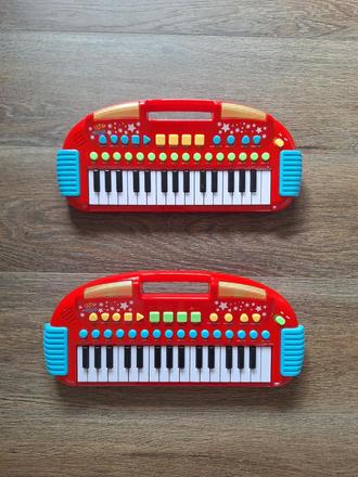 Dětské piano (hračka) na baterky, zn. carousel, 