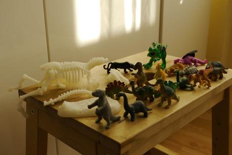 17 figurek malych dinosauru + kostra dinosaura,