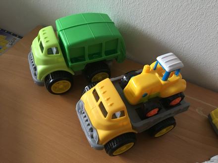 2x nákladní auto + 1 traktor,