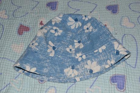 Květovaný klobouk, letní., 80