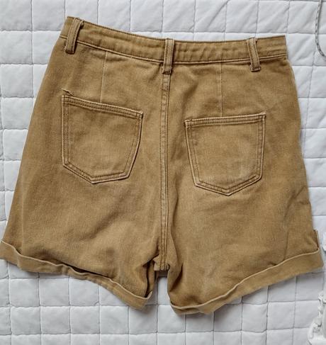 Kraťasy pískové barvy, s