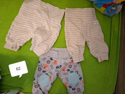 Kojenecké tepláčky, 62