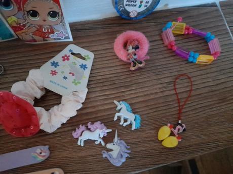 Drobnosti,minnie,nálepky,lol,gumičky,náramky,
