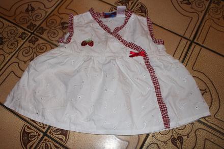 Dívčí šaty  prošité květy, jahůdky vel. 62 - 68, 62