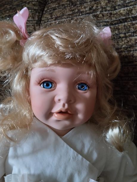 Značená porcelánová sedící panenka, 