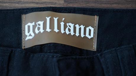 Luxusní černé džíny john galliano, s