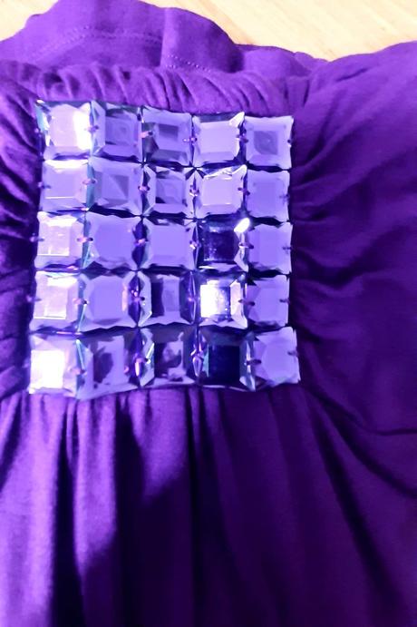 Šaty s pěknou ozdobou, s