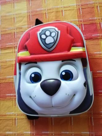 Batůžek s tlapkovou patrolou.,