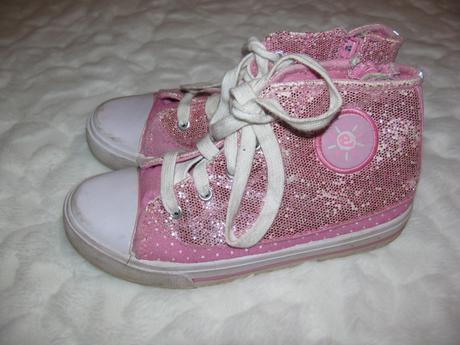 Třpytivé tenisky, 33