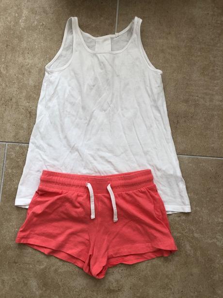 Korálová barva šortky a bílé tilko 134/140, c&a,134