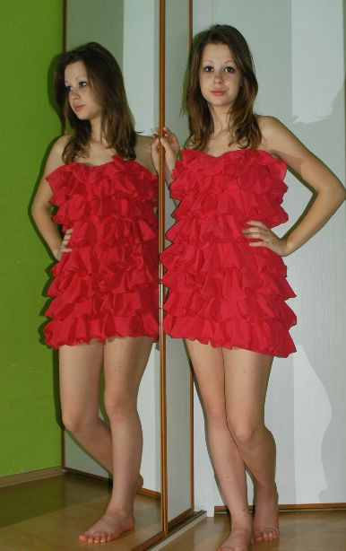 Krátké volánkové malinově růžové společenské šaty, 36