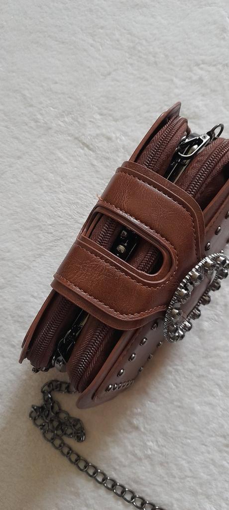 Malá hnědá kabelka crossbody, 