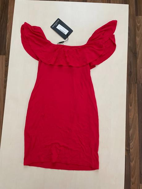 Volán minišaty, jsou hodně krátké, s, s