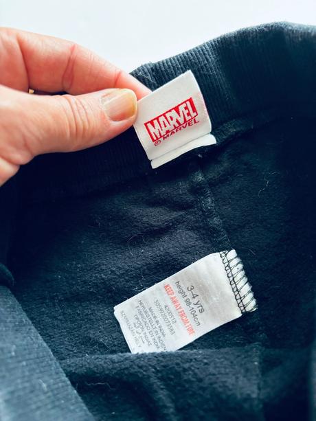 K1/ tepláky černé - v.3/4 roky, marvel,104