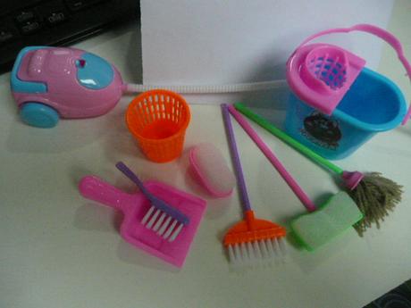 Barbie doplňky nábytek křeslo stůl pračka kufr,