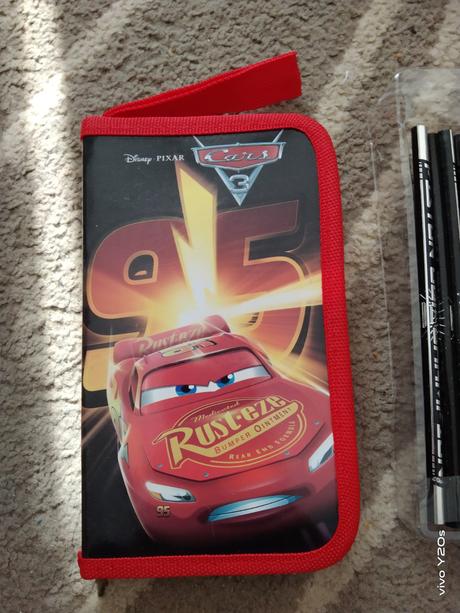 Penál s vybavením,